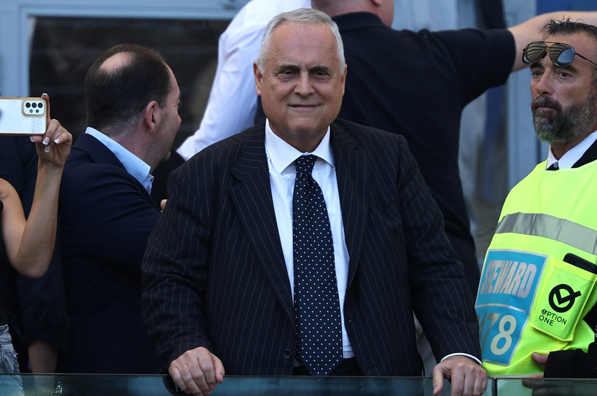 Lotito alla guerra del tifo: lui stoppa l'ingresso dei supporter nei club. Intanto i vip della Lazio lo sfiduciano