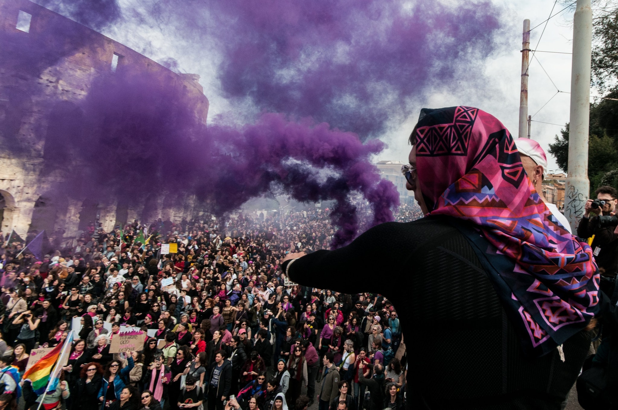 Di attivismo social, femminismo, influencer e caccia alle streghe: facciamo chiarezza