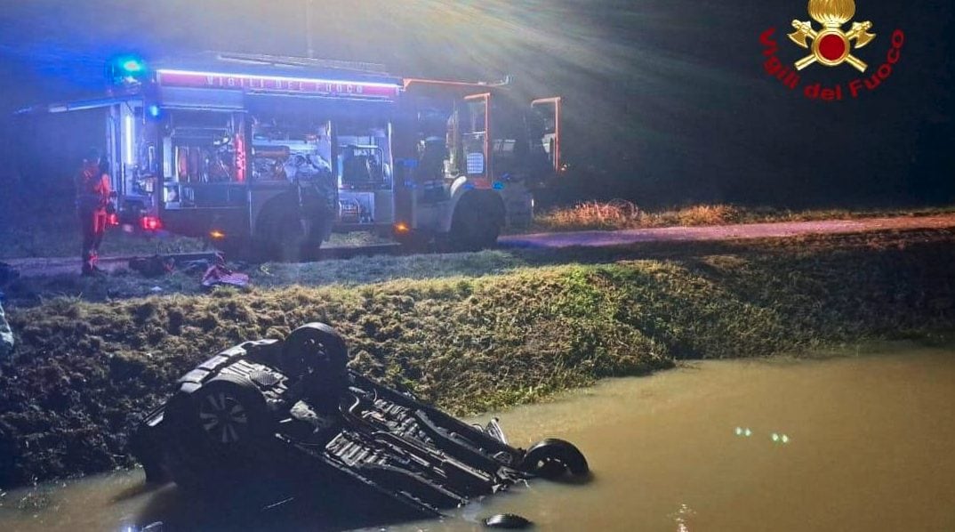 Pisa, auto si ribalta e finisce nel canale: donna morta davanti agli occhi del marito