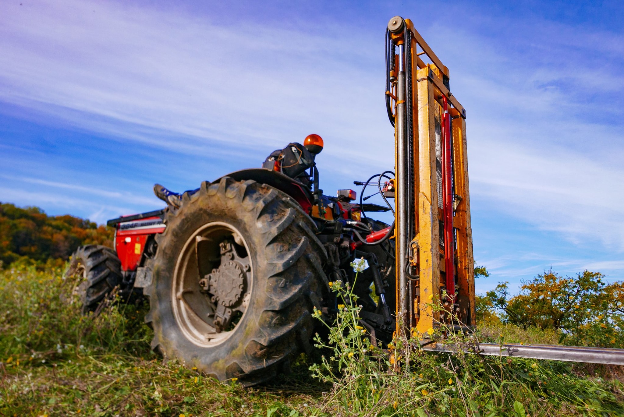 Schiacciato da un muletto mentre lavora in un frantoio, muore 26enne: aperta inchiesta per omicidio colposo