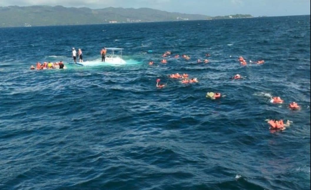L’escursione in crociera è un incubo, barca affonda e decine di turisti finiscono in mare