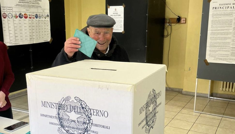 Al seggio a 100 anni, nonno Fedele vota in Puglia: "È sempre una grande emozione"