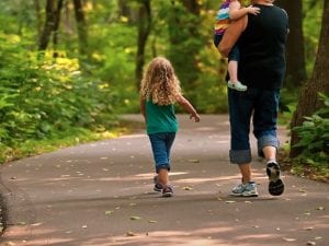 Nonna si perde e scompare coi nipoti di 5 e 3 anni, salvati dai carabinieri: “Tempismo ha fatto la differenza”
