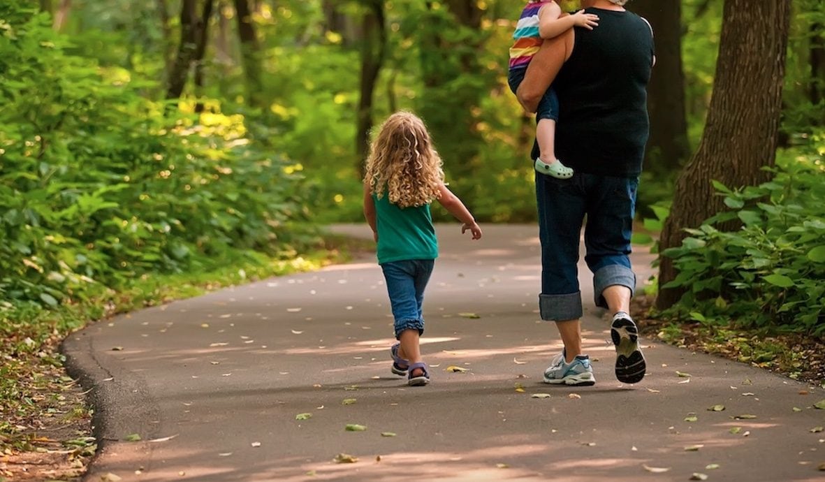 Nonna si perde e scompare coi nipoti di 5 e 3 anni, salvati dai carabinieri: “Tempismo ha fatto la differenza”
