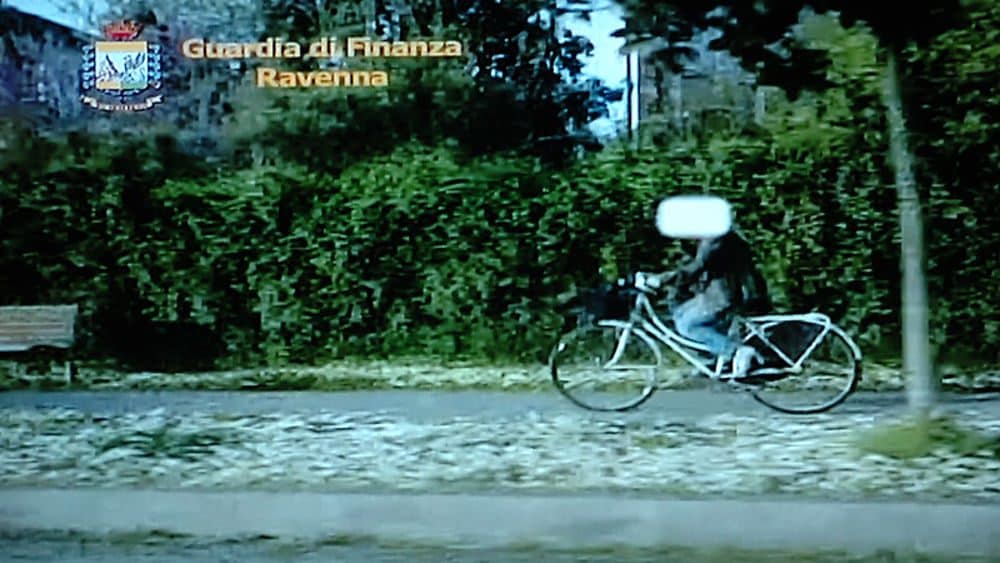 La storia della parrucchiera non vedente che va in bici e a fare la spesa: perché è stata assolta