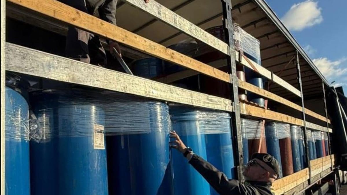 La guardai di Finanza sequestra il carico di passata di pomodori nel porto di Brindisi