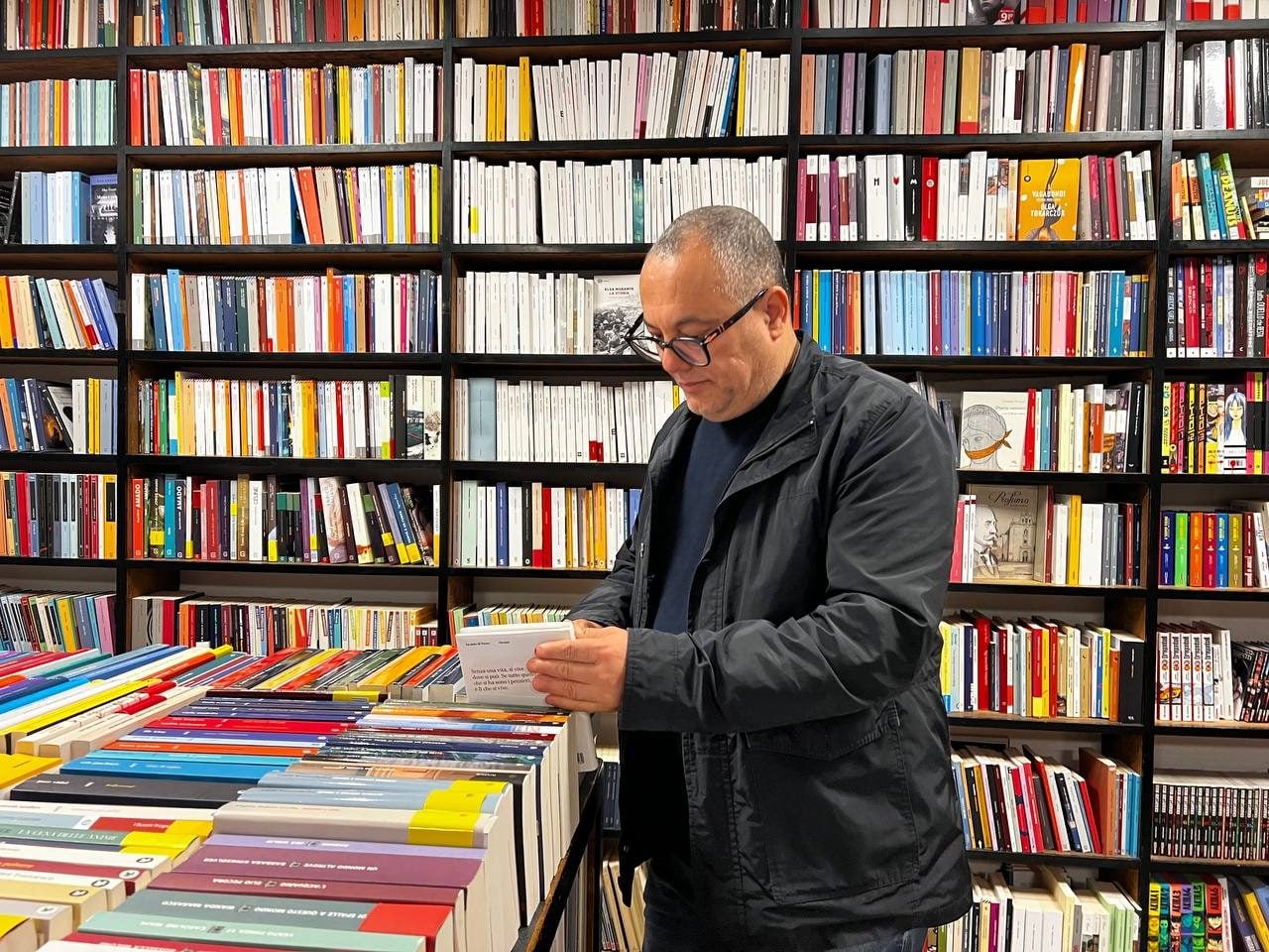 "A Gaza è stato commesso un genocidio culturale": parla l'ex ministro della Cultura palestinese Atef Abu Saif