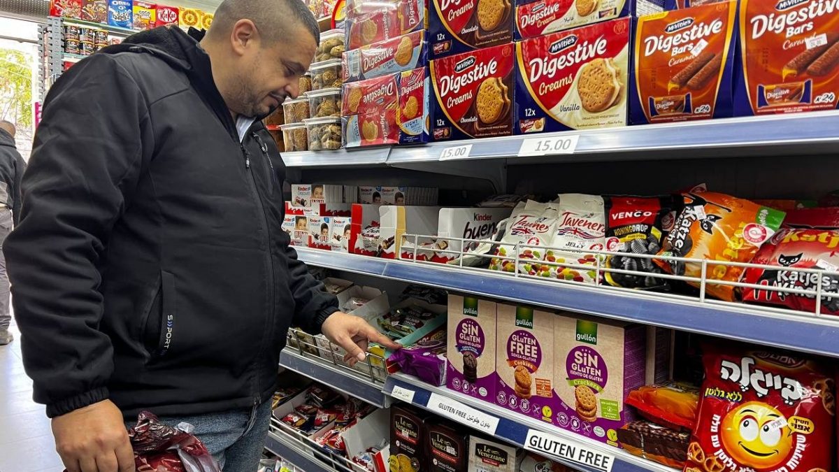 I prodotti senza glutine in un supermercato a Ramallah