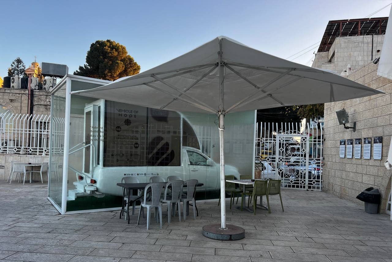 La papamobile torna a Betlemme e diventa ambulanza: ma per i palestinesi è “la fine del sogno di papa Francesco”