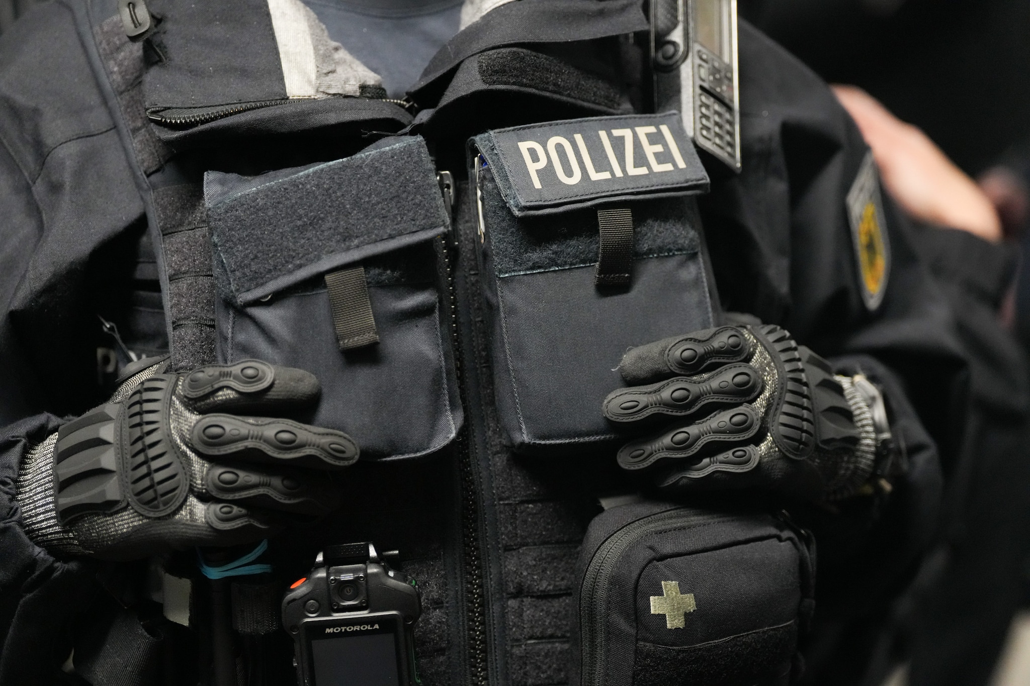 Germania, 12enne scappa dalla comunità e va dalla madre: polizia la trova, lei reagisce e le sparano, gravissima