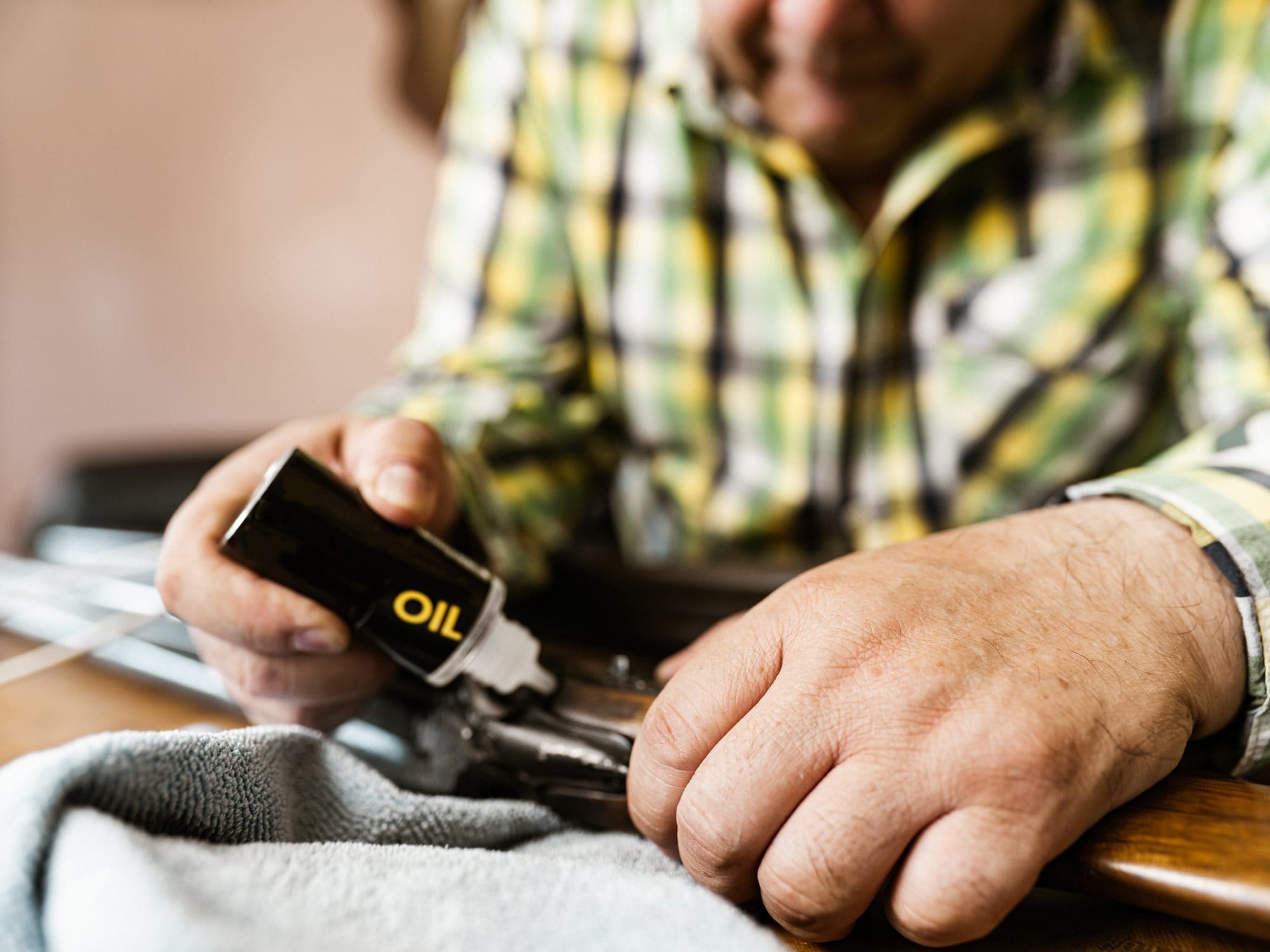 Si alza di notte e si mette a pulire il fucile ma sbaglia e si spara a una gamba: “Non riuscivo a dormire”