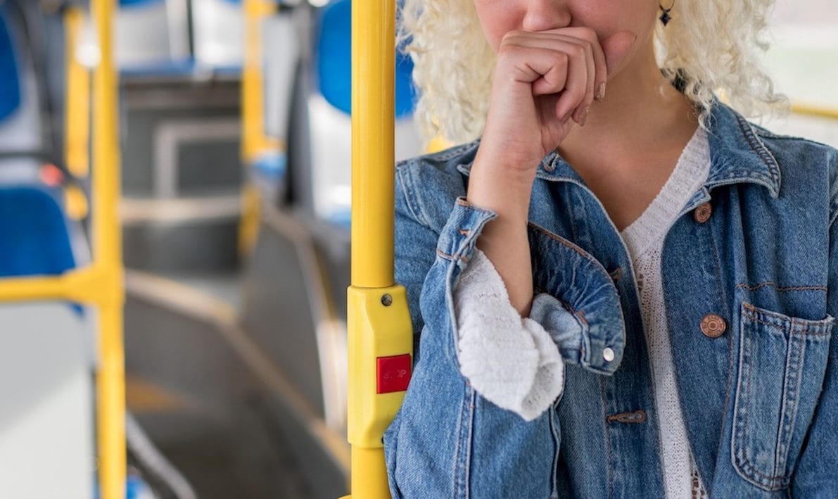 Padova, sale sul bus e riconosce il molestatore del giorno prima: 17enne chiama il 112 e lo fa fermare