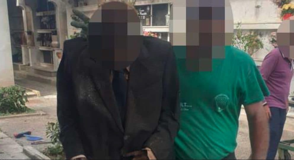 Foto in posa col cadavere riesumato al cimitero, operaio a processo per vilipendio: “Solo ingenuità”