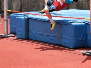 Ladri maldestri rubano uno solo dei ritti del salto in alto: “Così poco in forma che hanno abbandonato l’altro”