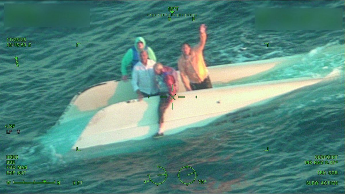 Le immagini del salvataggio dei quattro uomini diffuse dalla Guardia Costiera statunitense sui social.