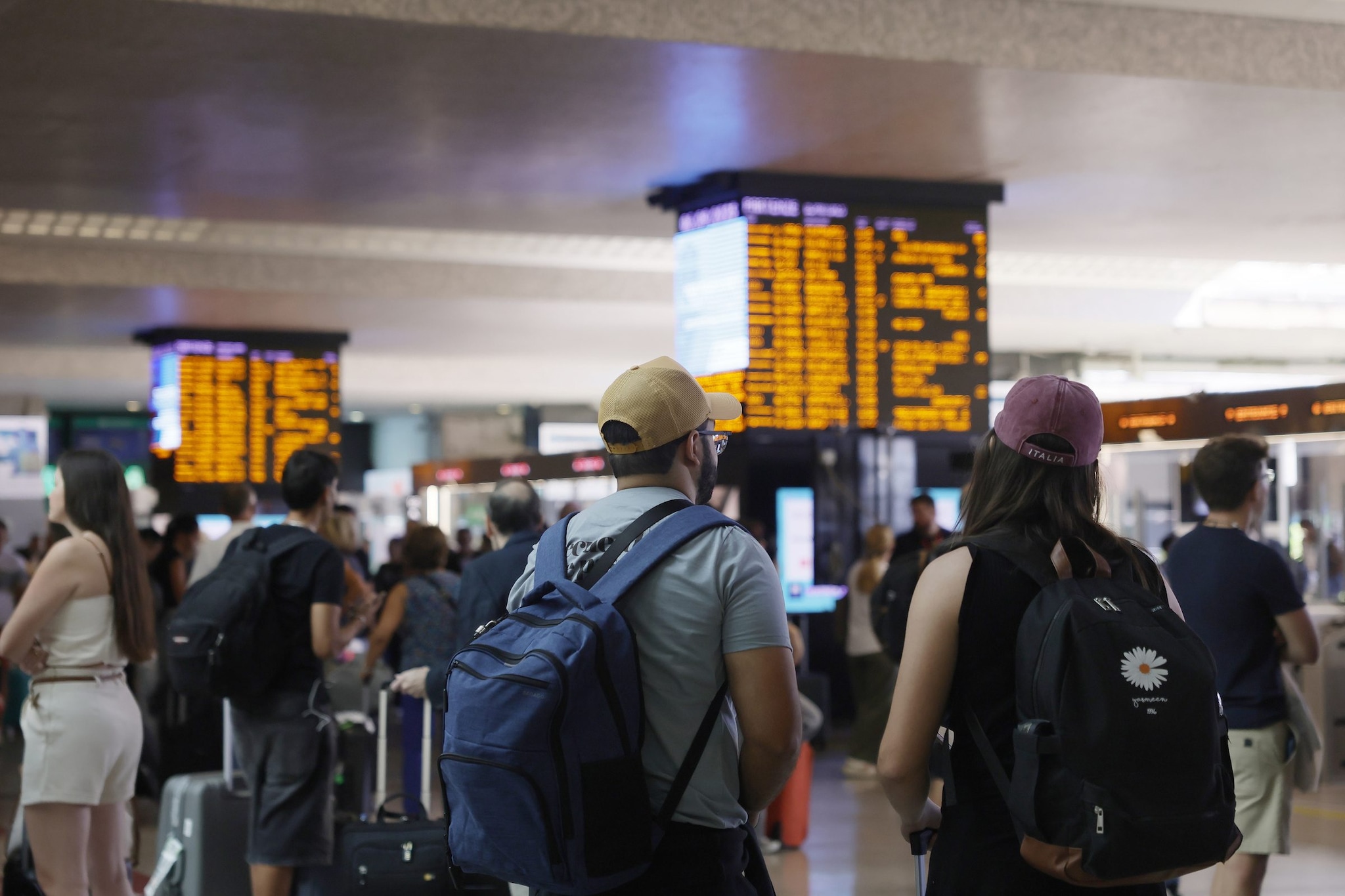 Sciopero oggi 28 novembre, a rischio treni, mezzi e scuola: orari dello stop e settori coinvolti