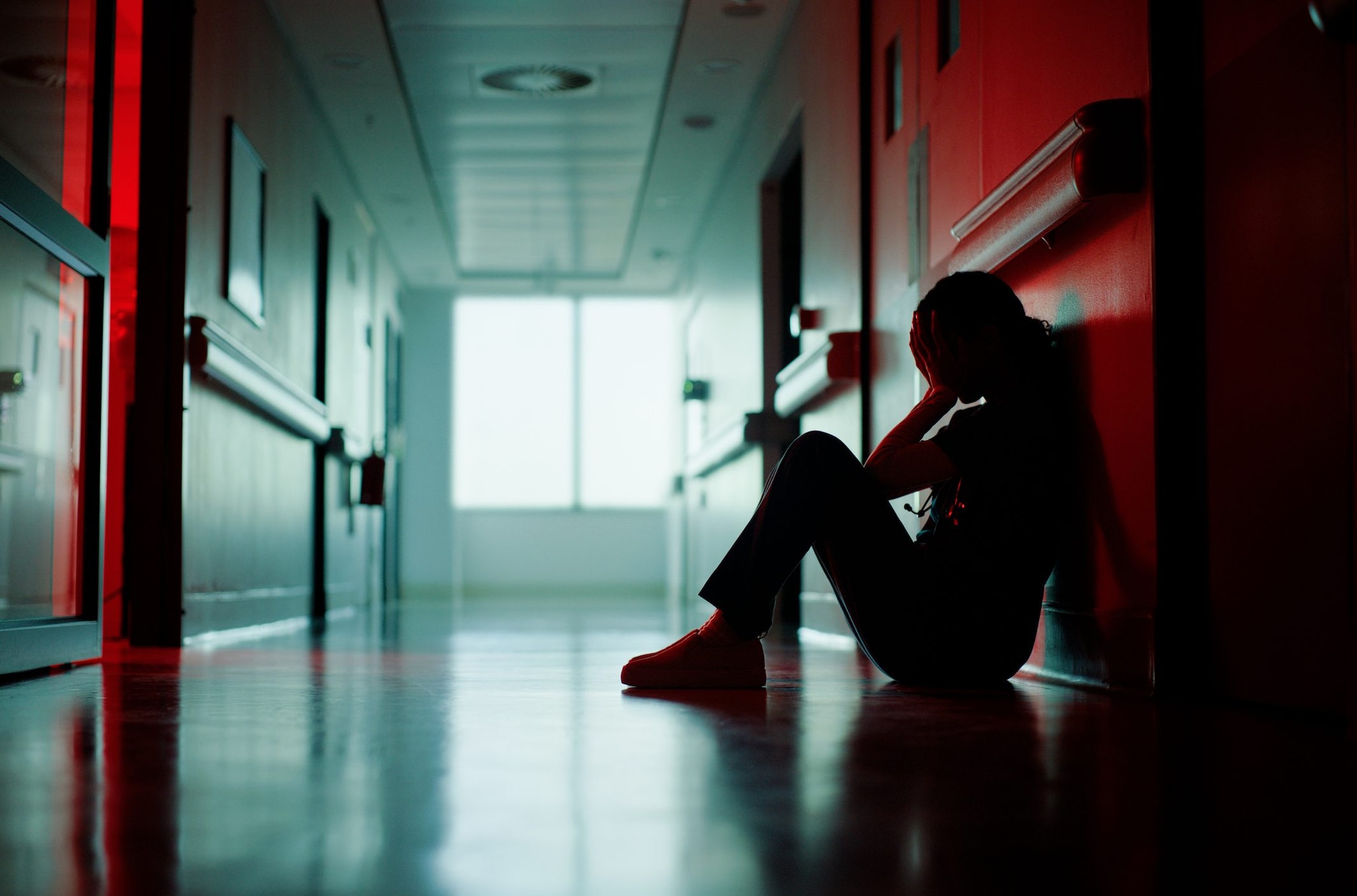 Messina, ragazze entrano al liceo con una scusa e picchiano 17enne: “Calci e schiaffi mentre la filmavano”