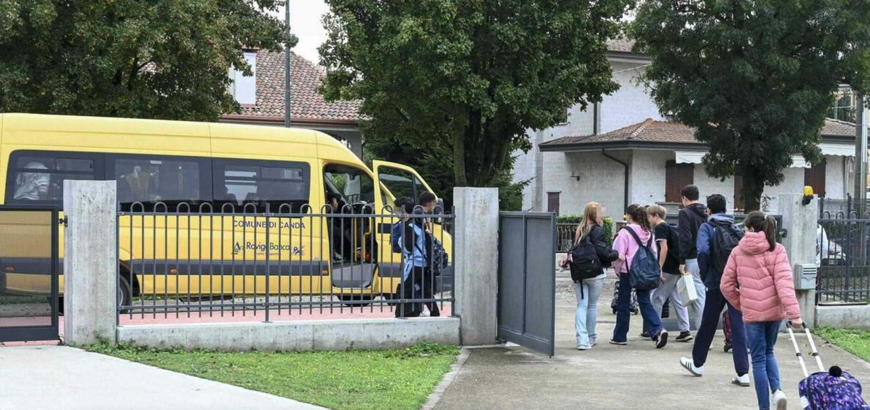 Bimbo ruba un coltello dalla mensa della scuola elementare e aggredisce due compagni a Treviso
