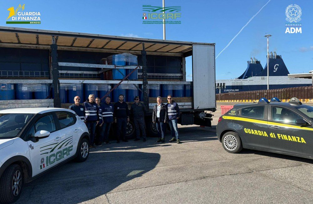 Il carico di passata di pomodori sequestrato