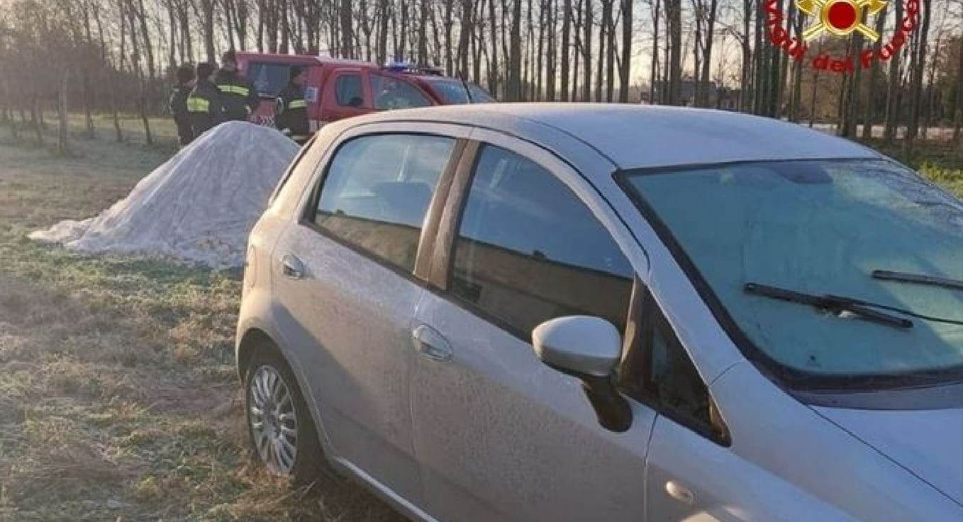 Si perde dopo una cena, resta senza benzina e rimane bloccata nell'auto: 77enne salvata dopo notte al freddo