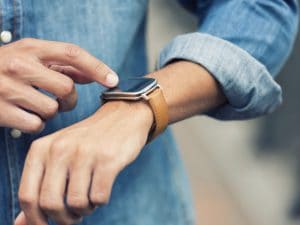 Esce fuori strada e viene sbalzato dall&#8217;auto, salvo grazie allo smartwatch che ha allertato i soccorritori