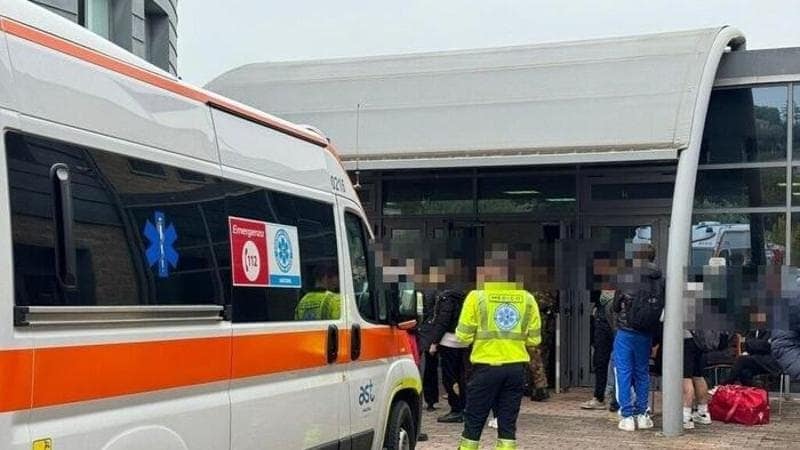 Spray al peperoncino all’istituto Einaudi di Ferrara: venti studenti intossicati e scuola evacuata