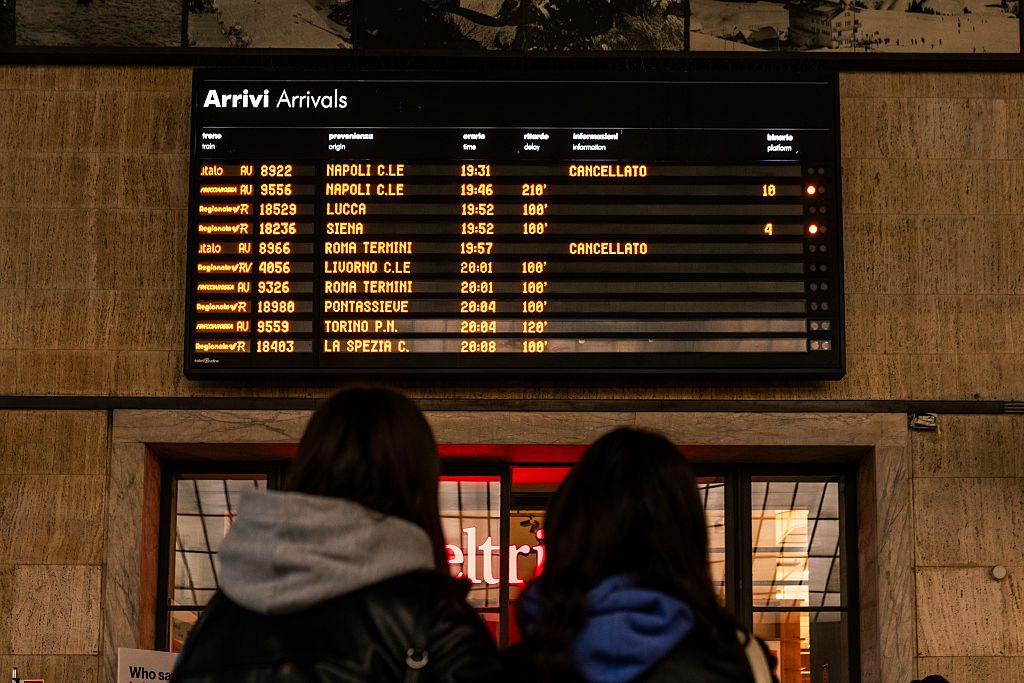 Persona investita sui binari a Firenze, treni fermi e ritardi fino a 140 minuti per Frecciarossa e Italo