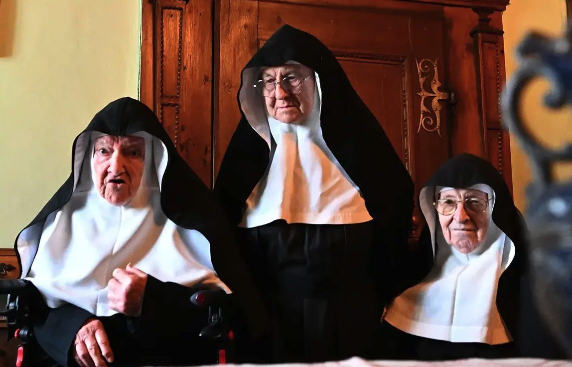 L'intimazione alle suore fuggite dall’ospizio in Austria: “Restate in convento ma solo se abbandonate i social”