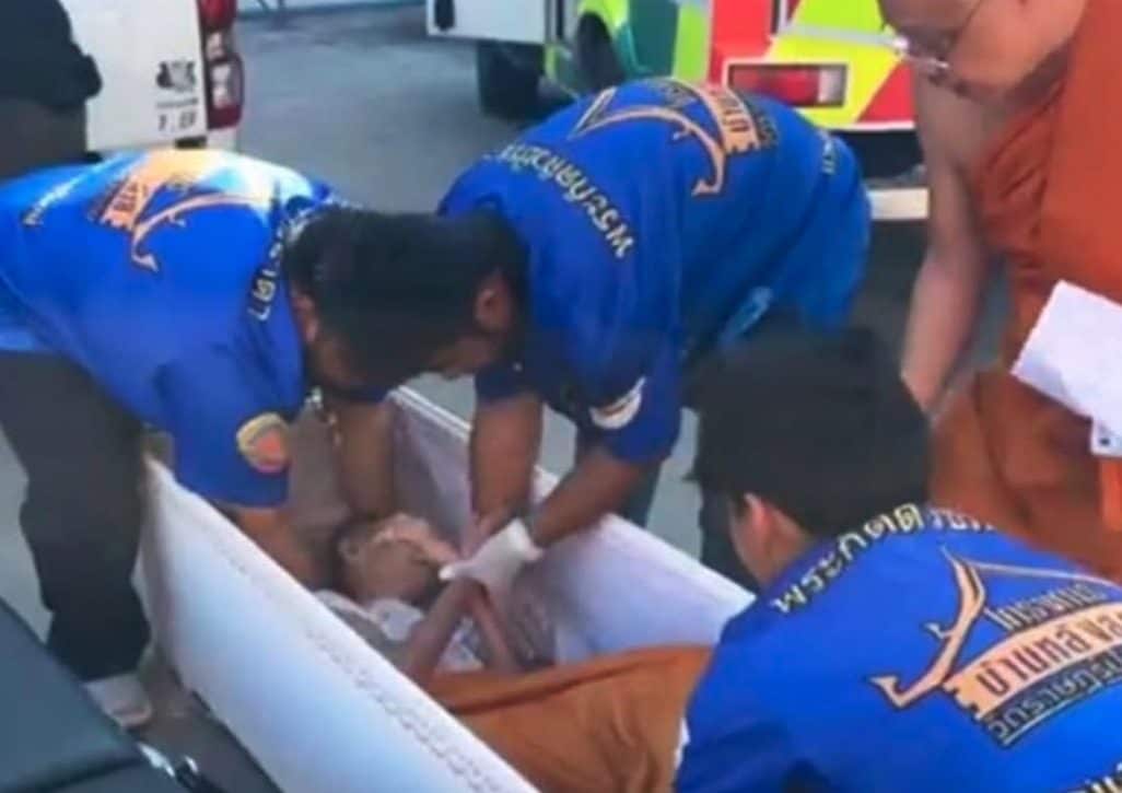 Prima della cremazione sentono bussare nella bara, donna thailandese trovata viva: “Trasportata per 500 km”