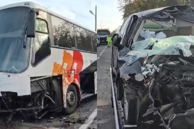 Arignano, scontro tra auto e bus con 50 studenti a bordo: morto conducente della macchina e 16 feriti