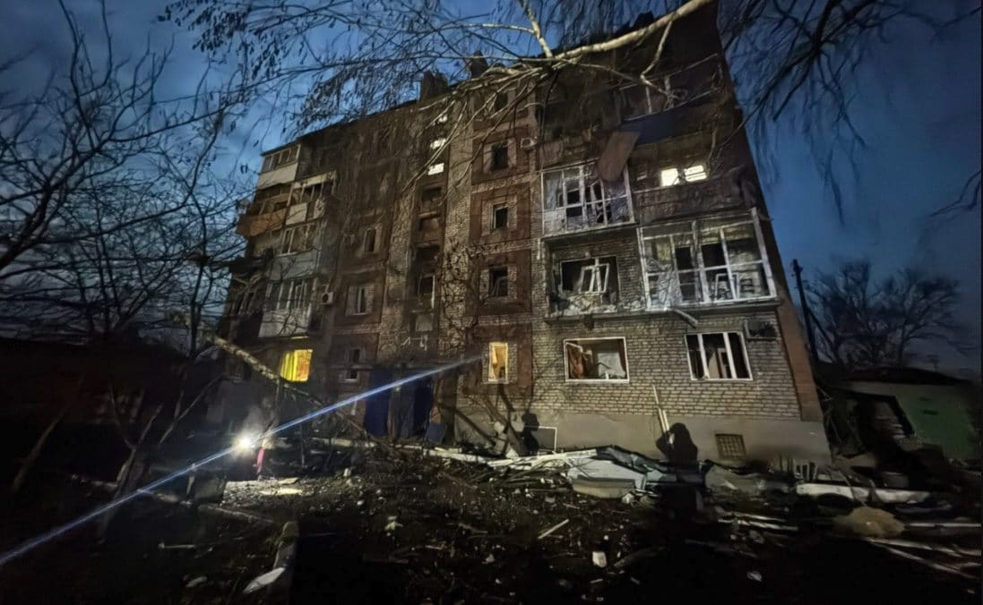 Ucraina, ondata di missili russi su Kiev, morti e feriti: drone sorvola la Romania, in volo caccia Nato