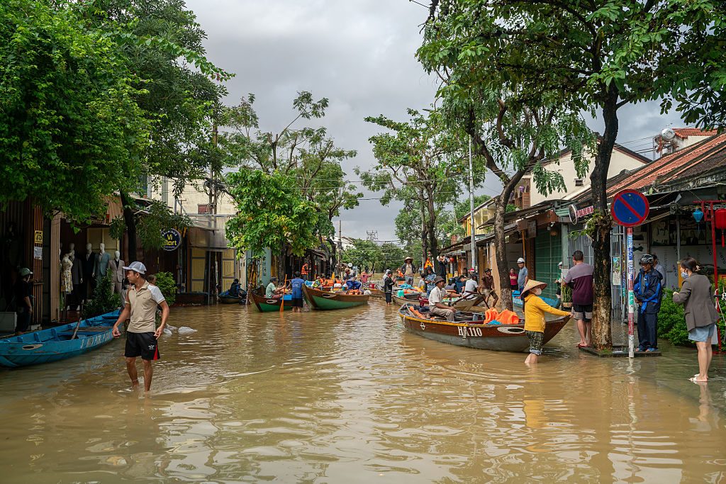 Maltempo in Vietnam, almeno 35 morti per alluvioni record e inondazioni: oltre 100mila case allagate