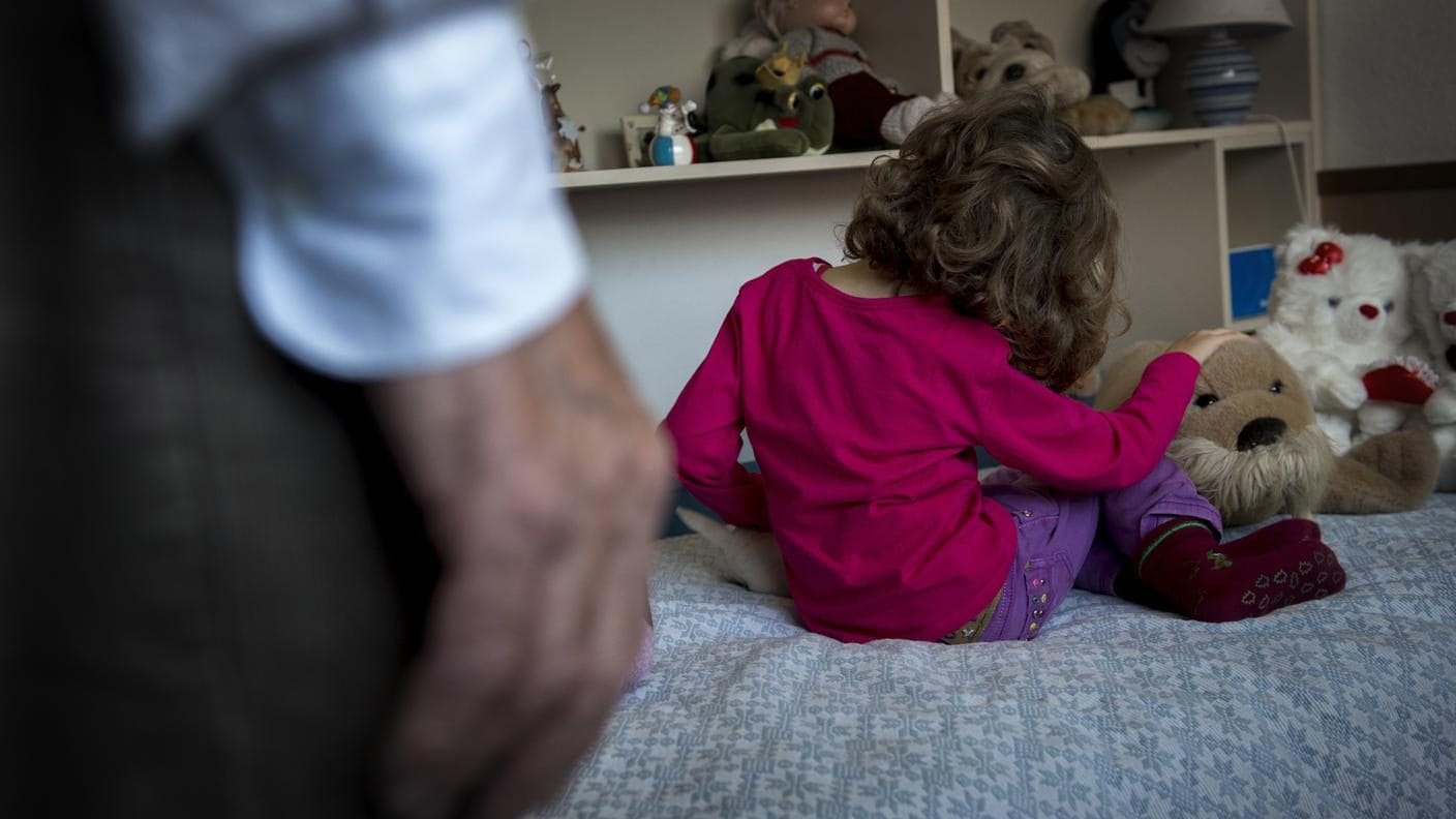 Un controllo per droga fa emergere l’orrore a Cagliari: violentava la sorellina e vendeva video online