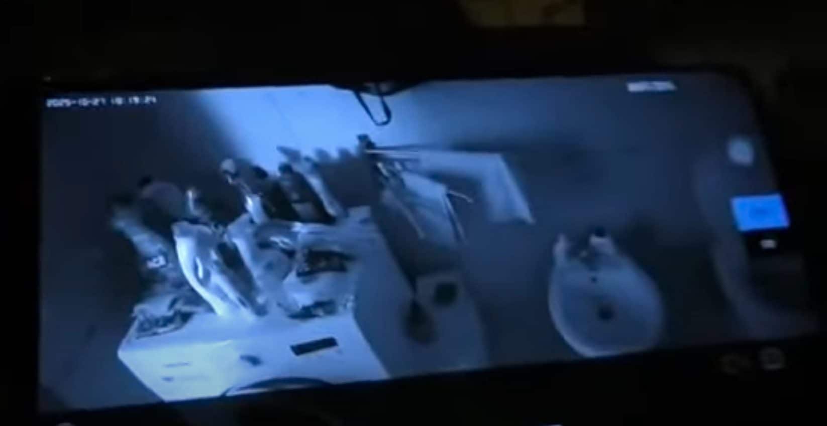 Webcam nei bagni delle case affittate a L’Aquila, 56enne vedeva tutto in diretta con l’app: chiesto l’arresto