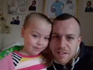 Ragazzo 14enne accusato di molestie dopo la morte di una coetanea. Il padre della vittima: “Resti la mia principessa”