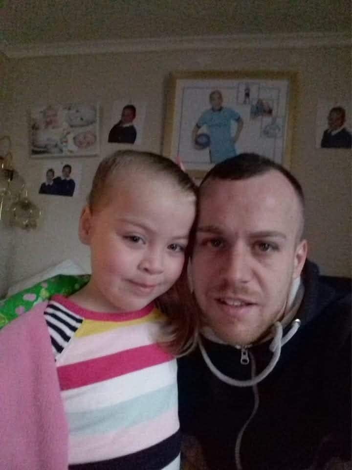 Ragazzo 14enne accusato di molestie dopo la morte di una coetanea. Il padre della vittima: "Resti la mia principessa"