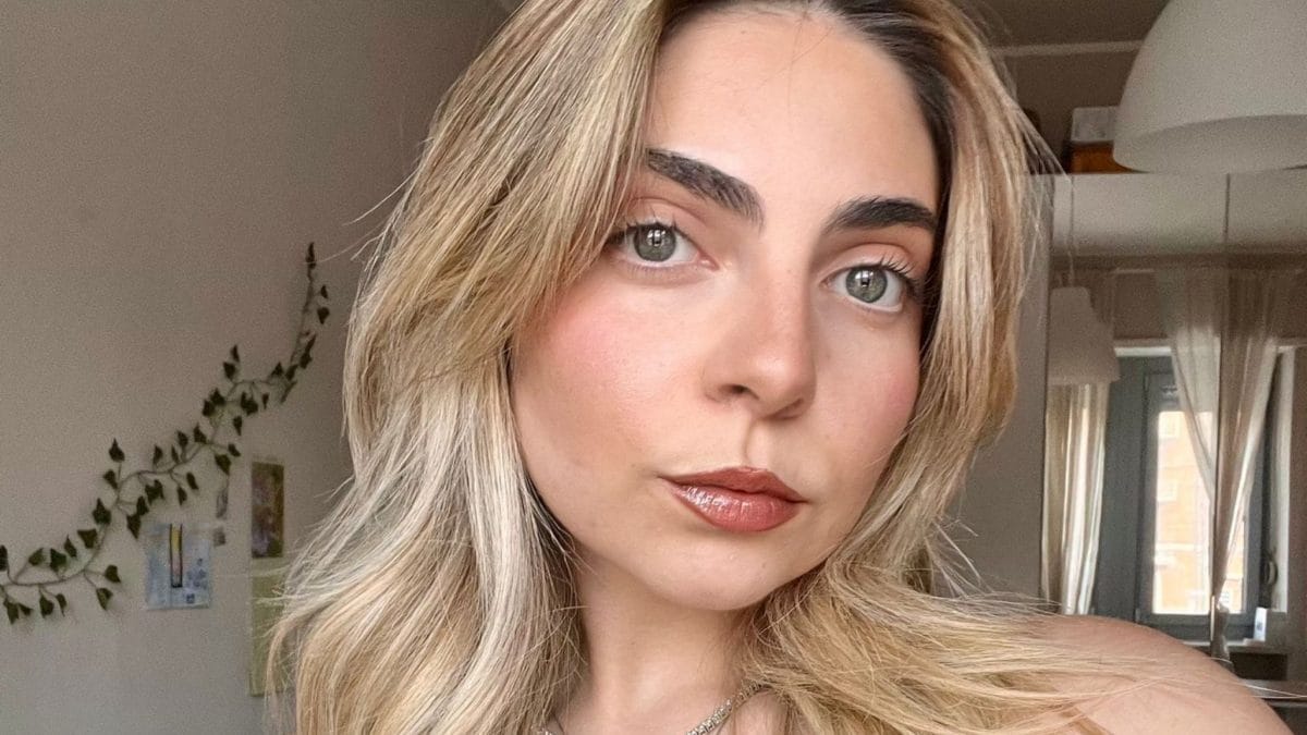 Giorgia vive e studia a Torino e per tornare nella sua Sassari deve affrontare viaggi costosi e pericolosi