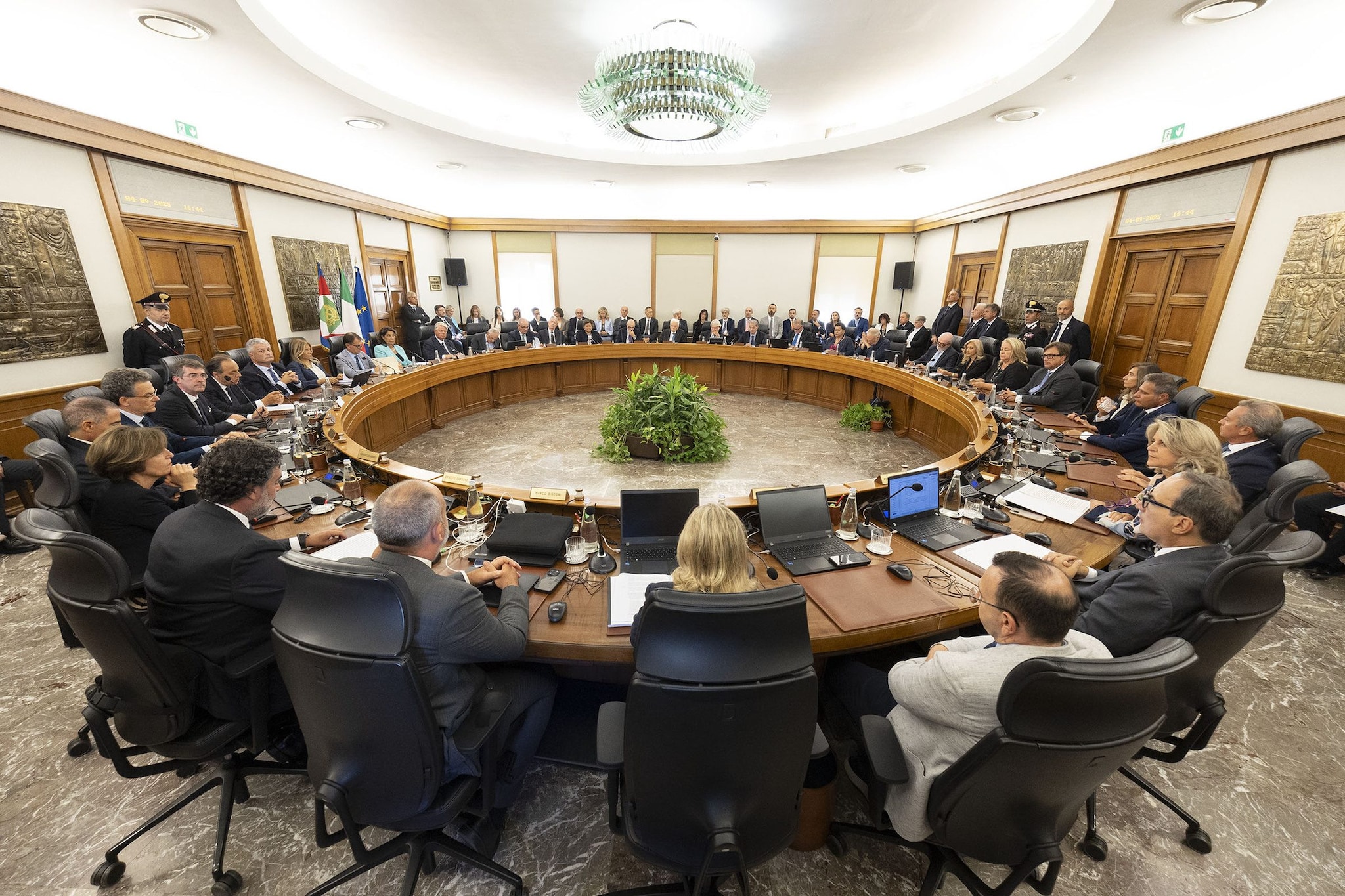 I giudici del Csm si sono davvero alzati gli stipendi di 700mila euro?