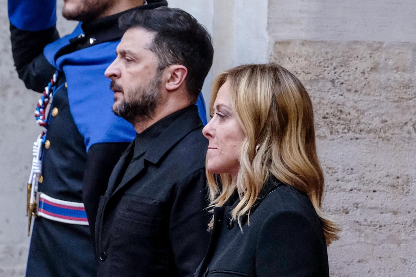 L’equilibrismo di Meloni: vuole stare dalla parte di Trump senza rimangiarsi il sostegno a Zelensky