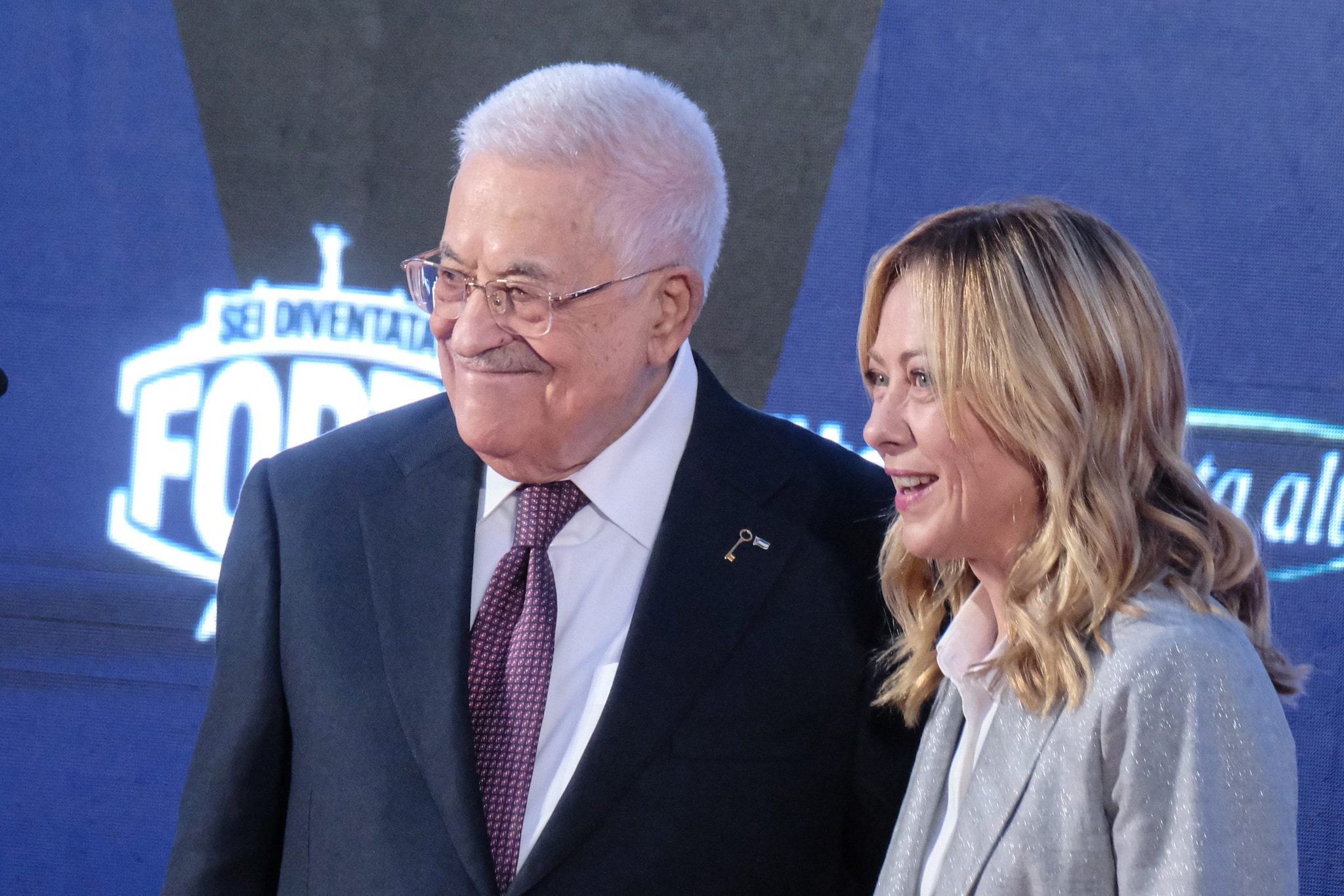 Abu Mazen ad Atreju, Meloni lo accoglie sul palco: "La sua presenza smentisce falsità dette sul governo italiano"