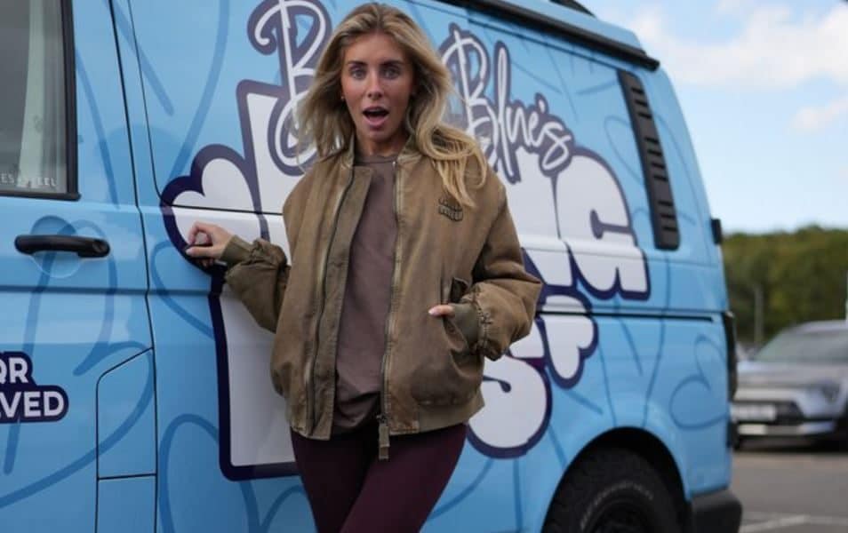 La pornostar Bonnie Blue in furgone in cerca di neo diplomati per i video: arrestata ed espulsa dall'Indonesia