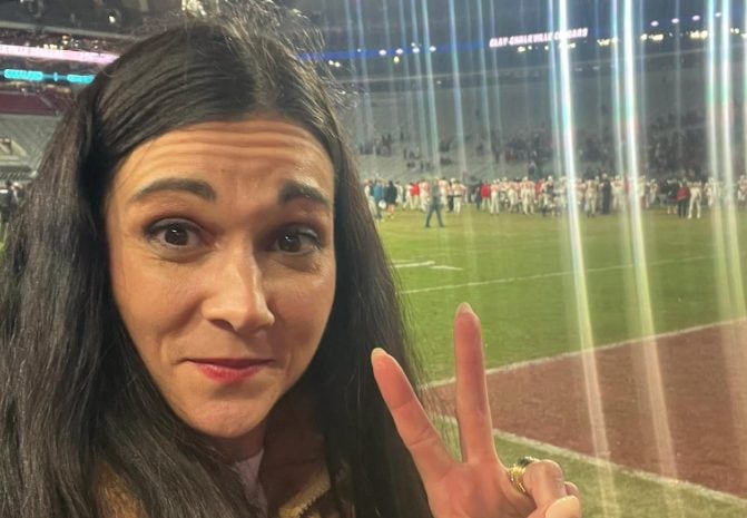 Giornalista sportiva trovata morta in casa col marito, il figlio di 3 anni veglia sui corpi: "Omicidio-suicidio"