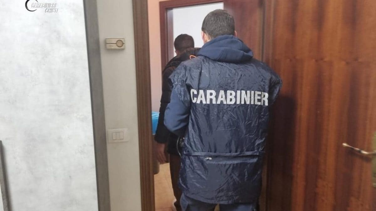 I Carabinieri hanno scoperto una centrale delle truffe che inviava centinaia di messaggi al giorno