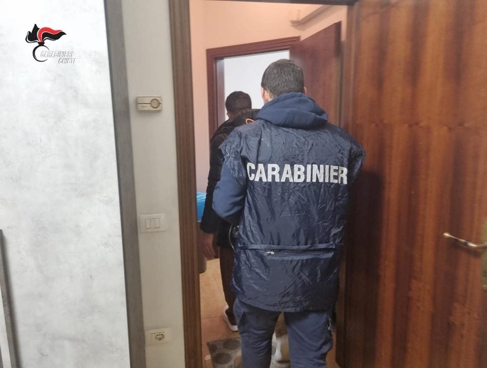 Migliaia di finti SMS dalla banca: in un solo colpo rubano 96mila euro con la truffa dello smishing