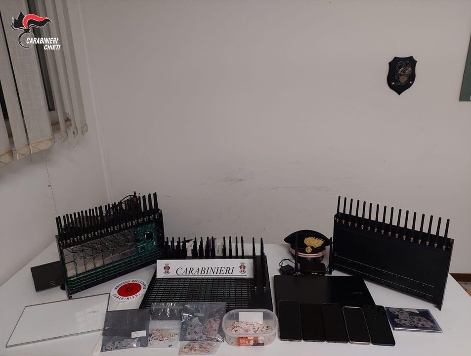 Attraverso dispositivi multisim gli indagati mandavano centinaia di messaggi alle vittime