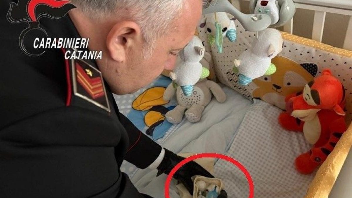 Uno spacciatore è stato arrestato ad Acireale (Catanaia) dopo che i Carabinieri hanno trovato la droga nascosta nella culla del figlio