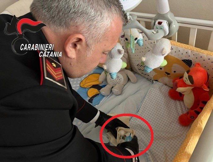 Nasconde la droga nella culla della figlia di pochi mesi: arrestato papà spacciatore a Catania