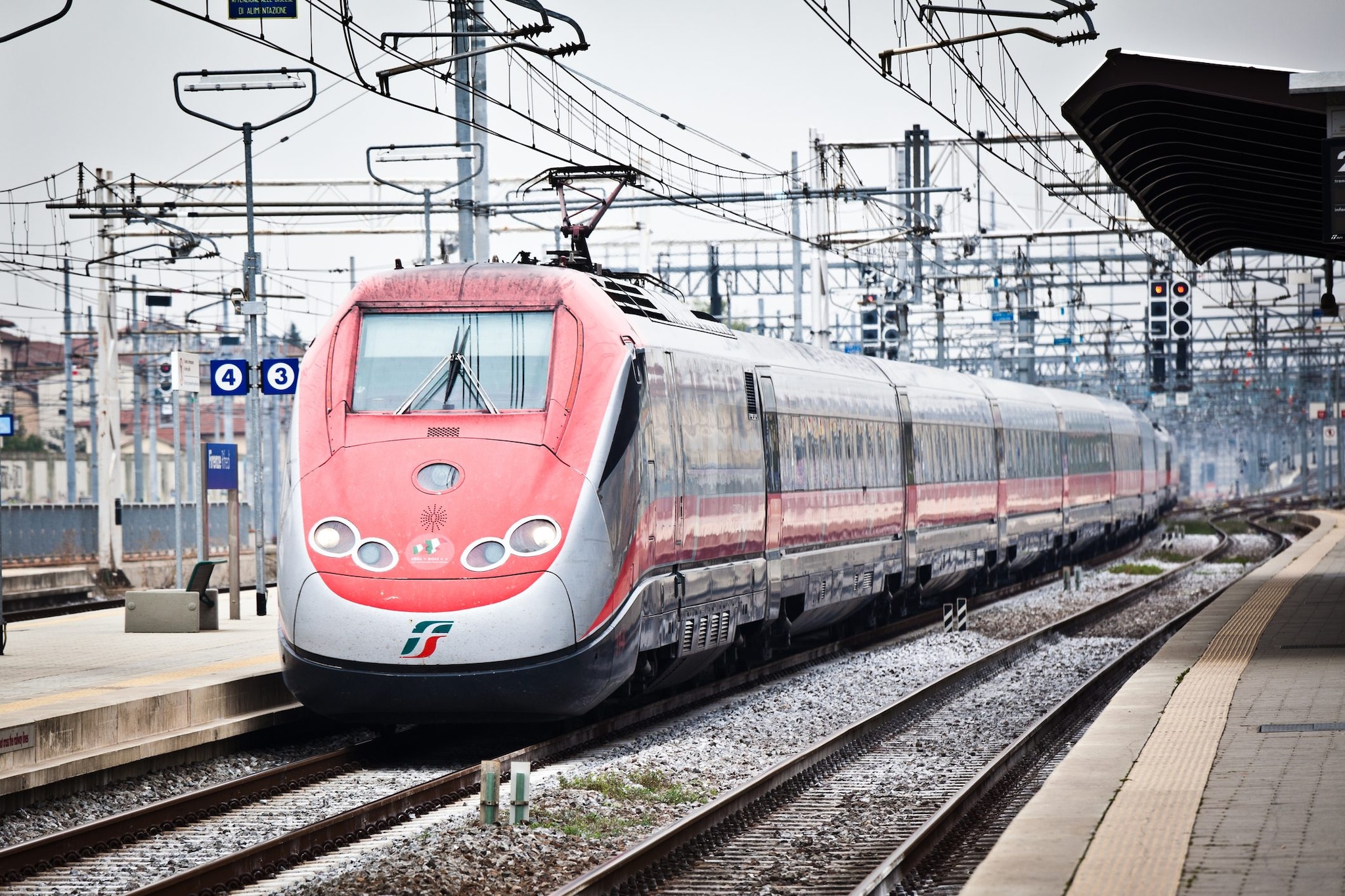 Problemi alle linee ferroviarie Pescara-Bari e AV Torino-Milano: ritardi di oltre un'ora per i Frecciarossa