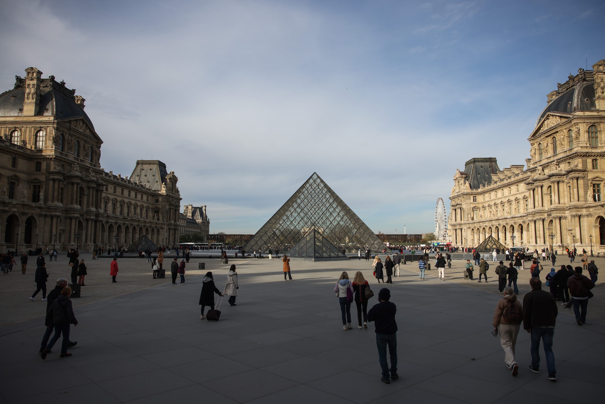 I ladri del Louvre sono scampati alla polizia per 30 secondi: cosa dice l'inchiesta sul furto del secolo