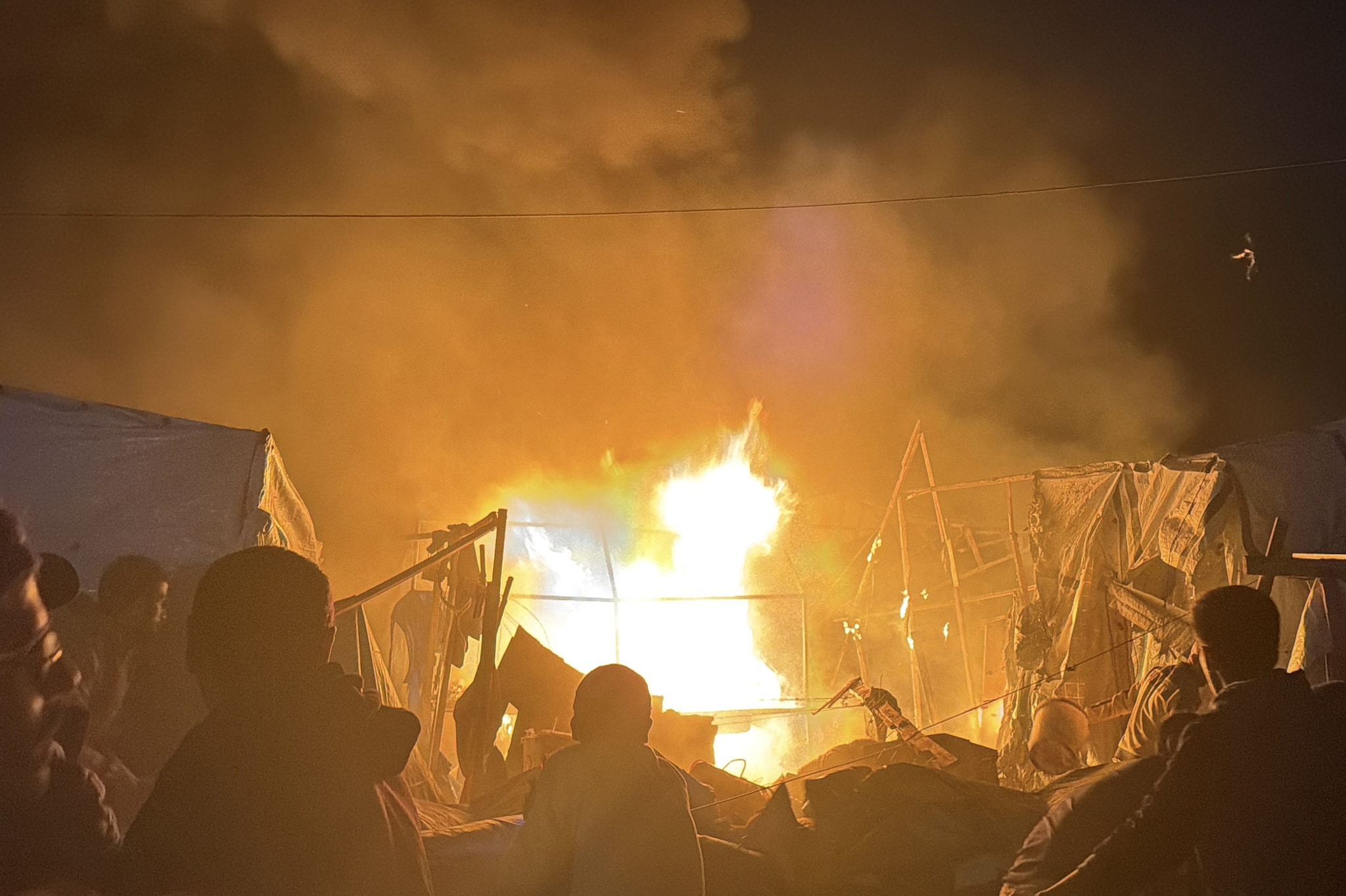 Israele bombarda le tende degli sfollati a Gaza: uccisi sette civili, tra loro due bambini di 8 e 10 anni